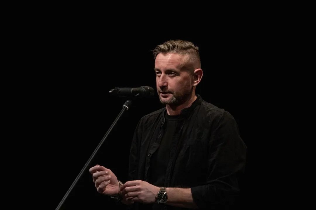 Жадан перебирает браслеты-четки прямо во время читки собственных стихов со сцены :)