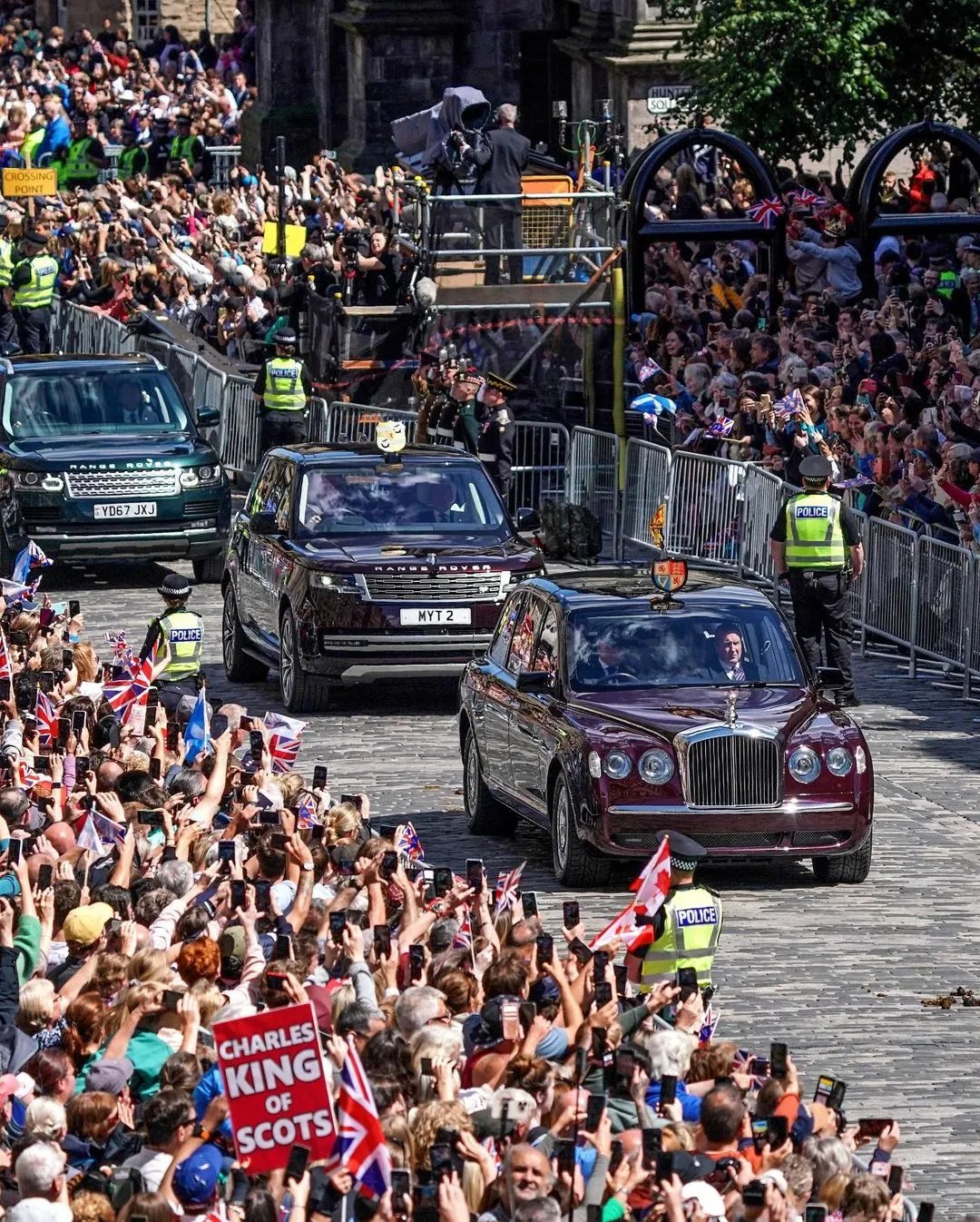 Поліція перекрила п'ятнадцять доріг по всьому місту
