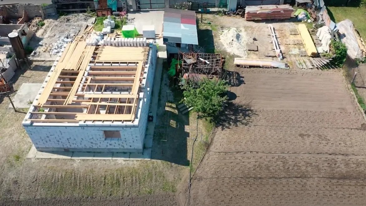 Танк довелося закопати, щоб не заважав роботі на городі