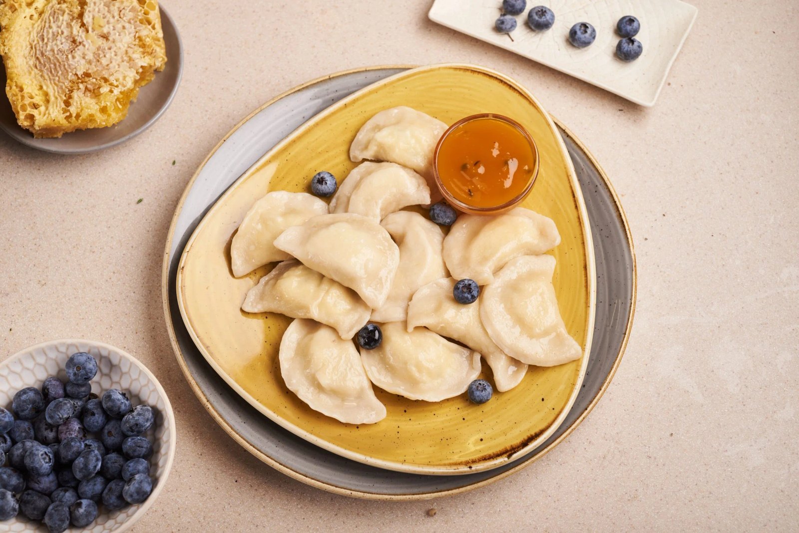 На Петра вперше після посту дозволялося готувати молочні страви. Господині варили вареники із сиром