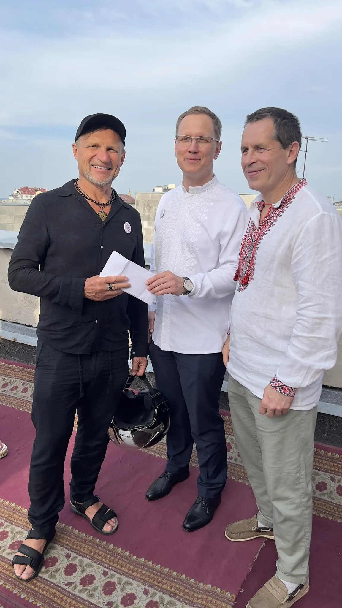 Олег Юрійович також активно допомагає діткам.