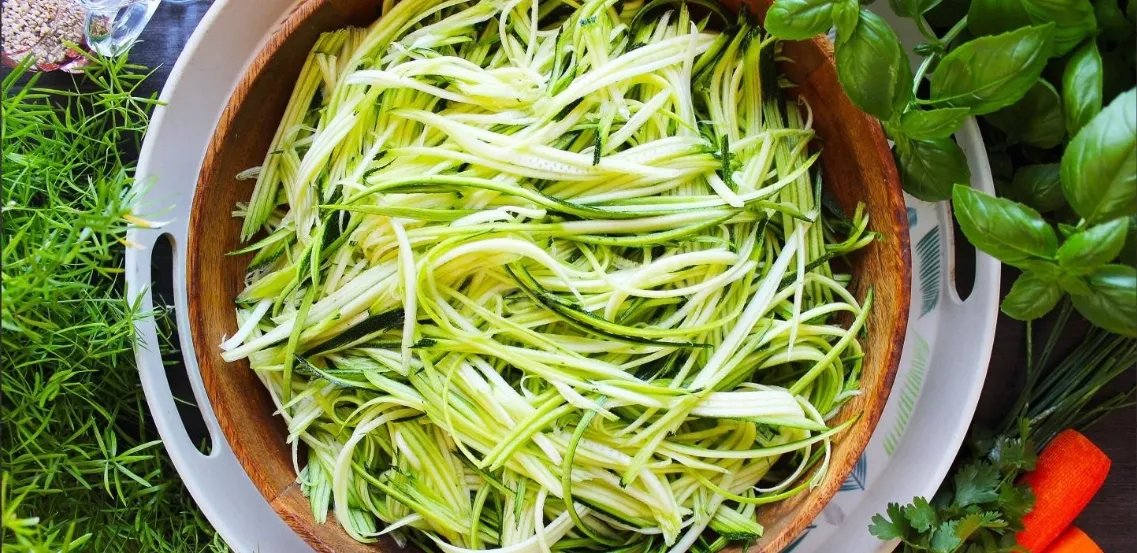 Знідно рецепту Полякової - кабачки натираються "по-корейськи"