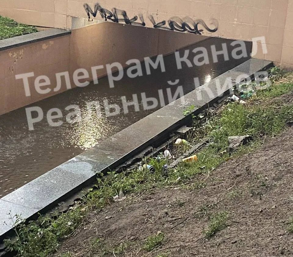 "Бесплатный бассейн в переходе на Демеевской": подписали фото читатели