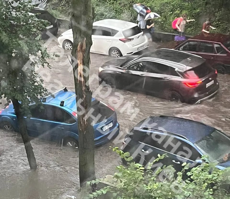 Машины по самому верху утонули в воде