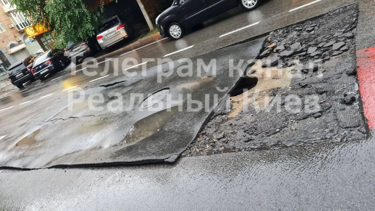 Часть асфальта сместилась, открыв "портал"