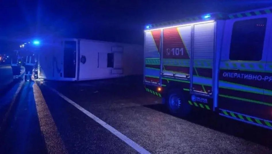 Автобус перекинувся через порушення водієм правил дорожнього руху