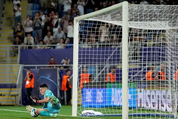 Потужний подвійний сейв Траффорда. Фото - УЄФА