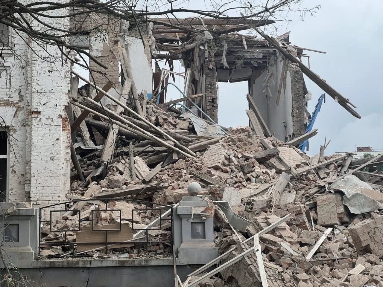 Фото з місця удару по Оріхову