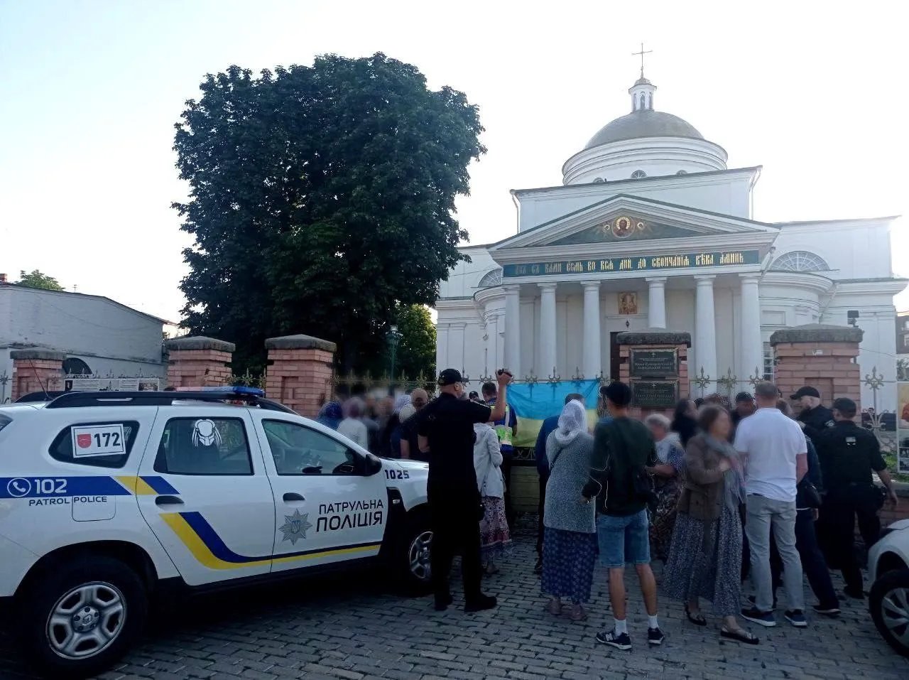 Полиция у стен Спасо-Преображенского собора в Белой Церкви обеспечивает порядок Полиция под стенами Спасо-Преображенского собора в Белой Церкви обеспечивает порядок