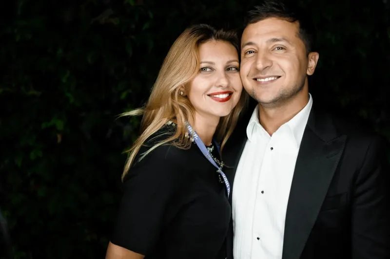 На Олені блуза з воротом, прикрашеним камінцями і рукавом трохи не до ліктя