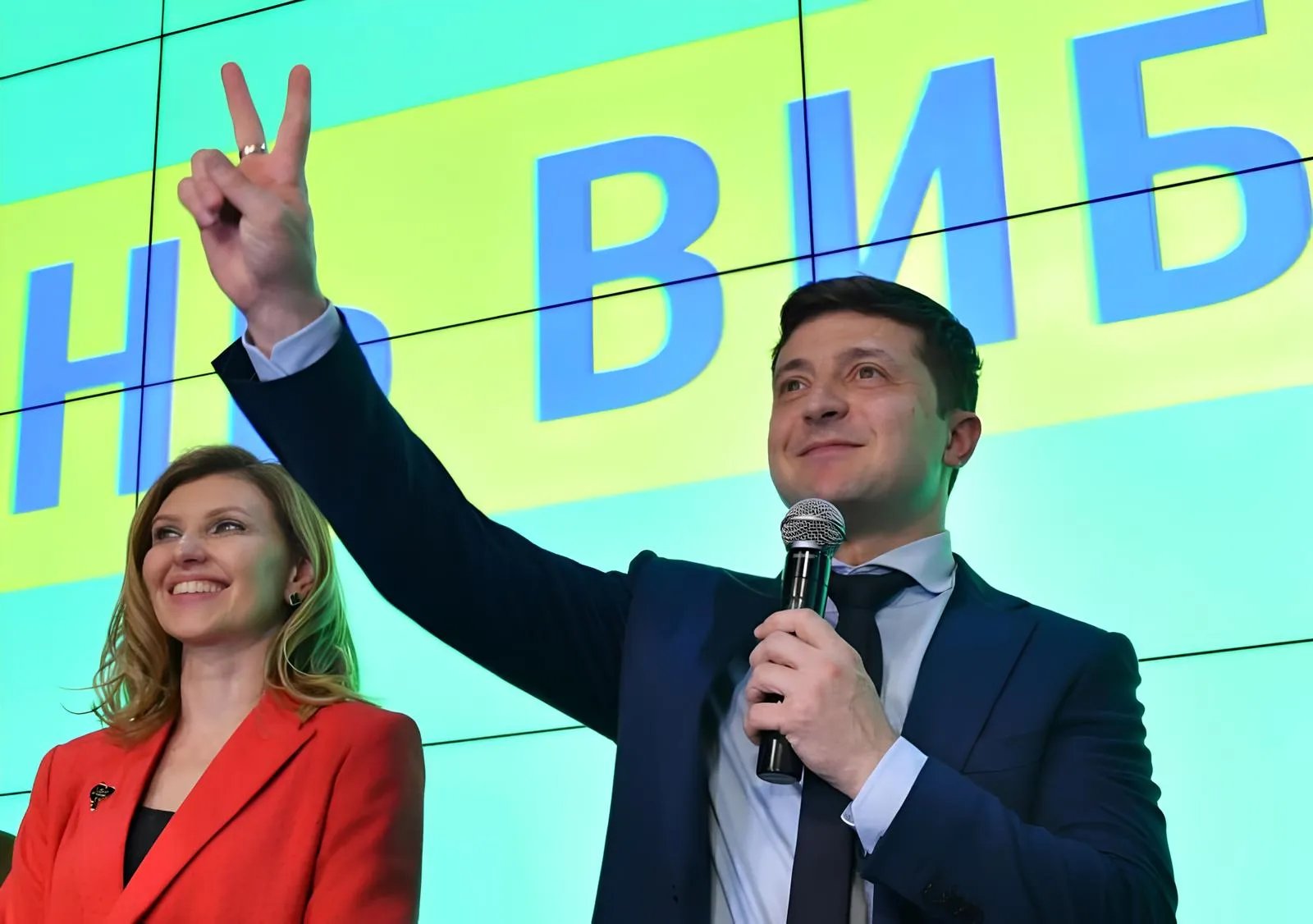 Під час передвиборчої гонитви Олена ще могла дозволити собі тренч червоного кольору