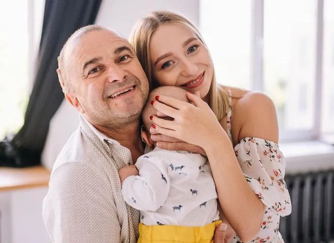Виктор с женой Екатериной и сыном Михаилом.