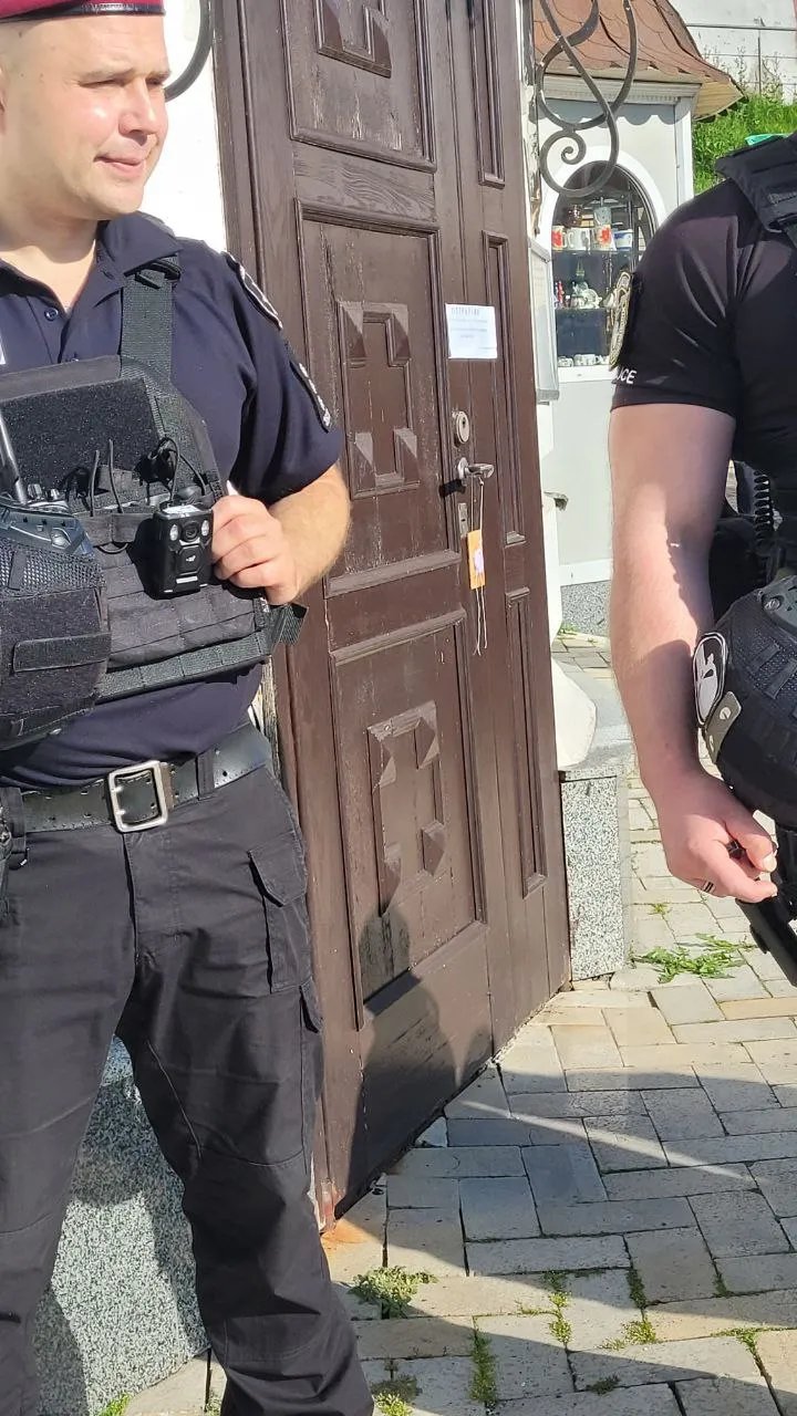 У опечатанных дверей дежурят правоохранители. Фото: УПЦ МП