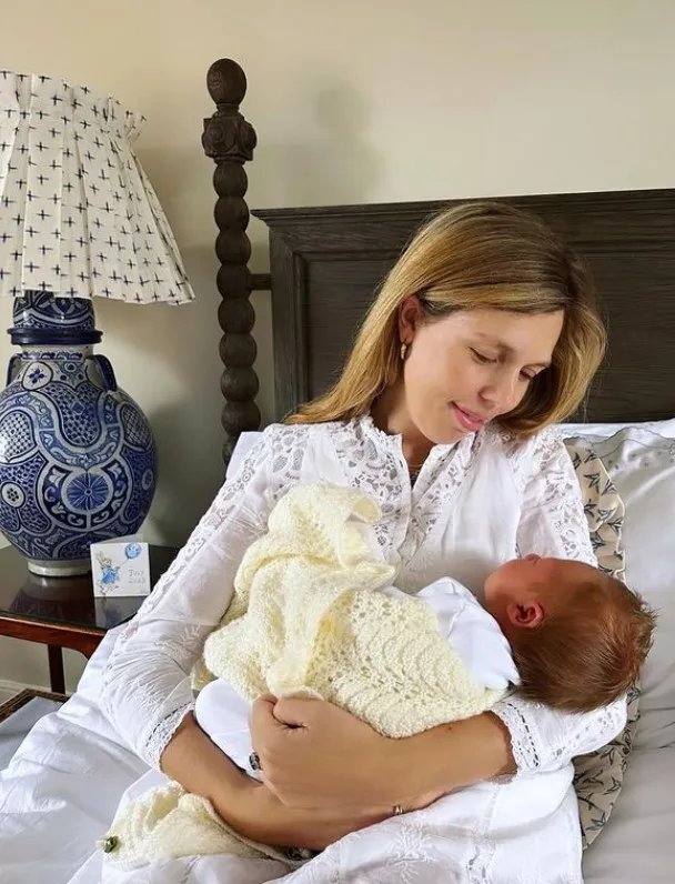 Керрі з новонародженим