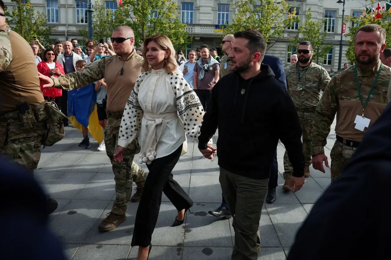 Чи то кімоно, чи то вишиванка. Олена Зеленська здивувала вибором вбрання на саміті НАТО - фото 4