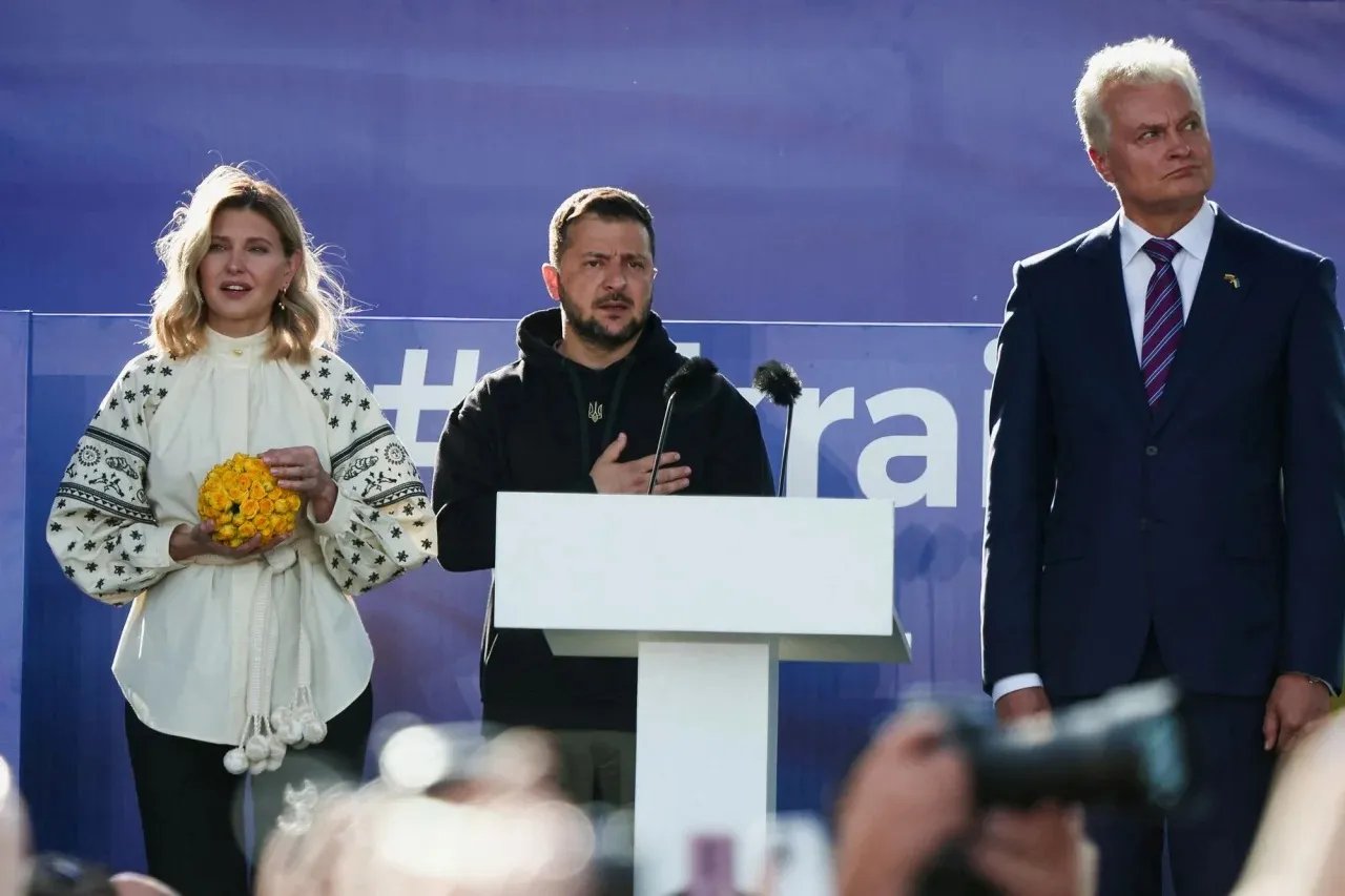Олена і Володимир Зеленські і Гітанас Науседе з дружиною Діаною на головній площі Вільнюса. Фото:REUTERS/Kacper Pempel Олена і Володимир Зеленські і Гітанас Науседе з дружиною Діаною на головній площі Вільнюса. Фото:REUTERS/Kacper Pempel