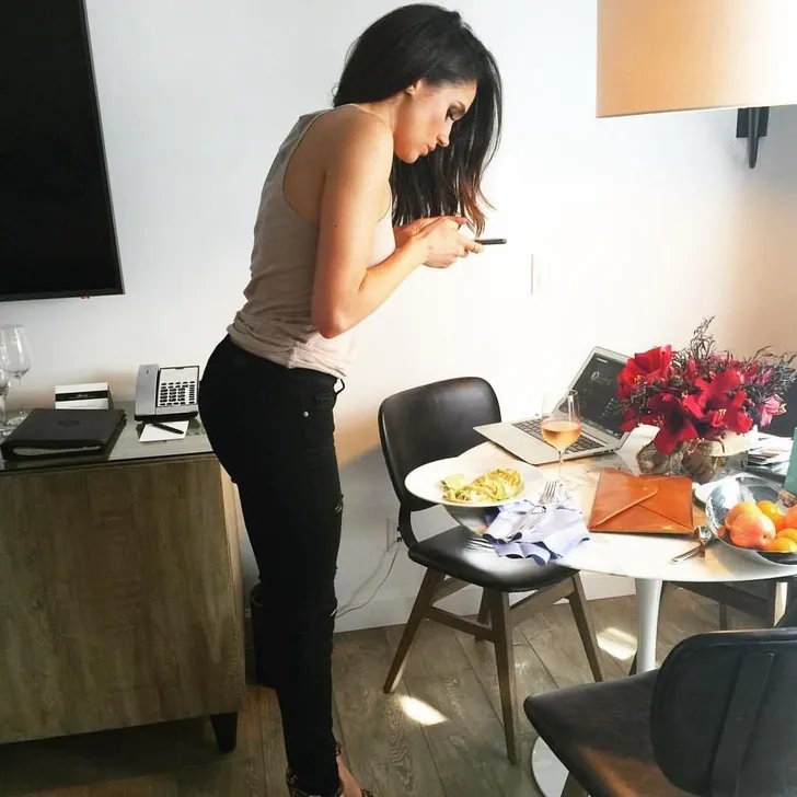 В повседневной жизни Меган предпочитает узкие брюки, плотно сидящие на бедрах