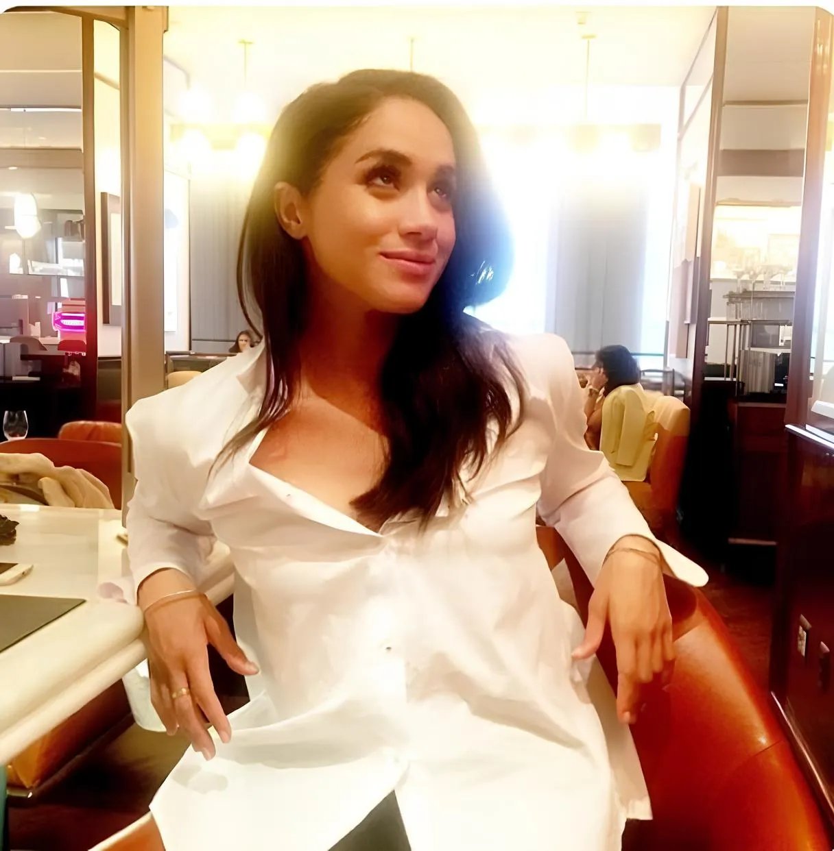 Меган любит рубашки - не застегнуты на верхние пуговицы :)