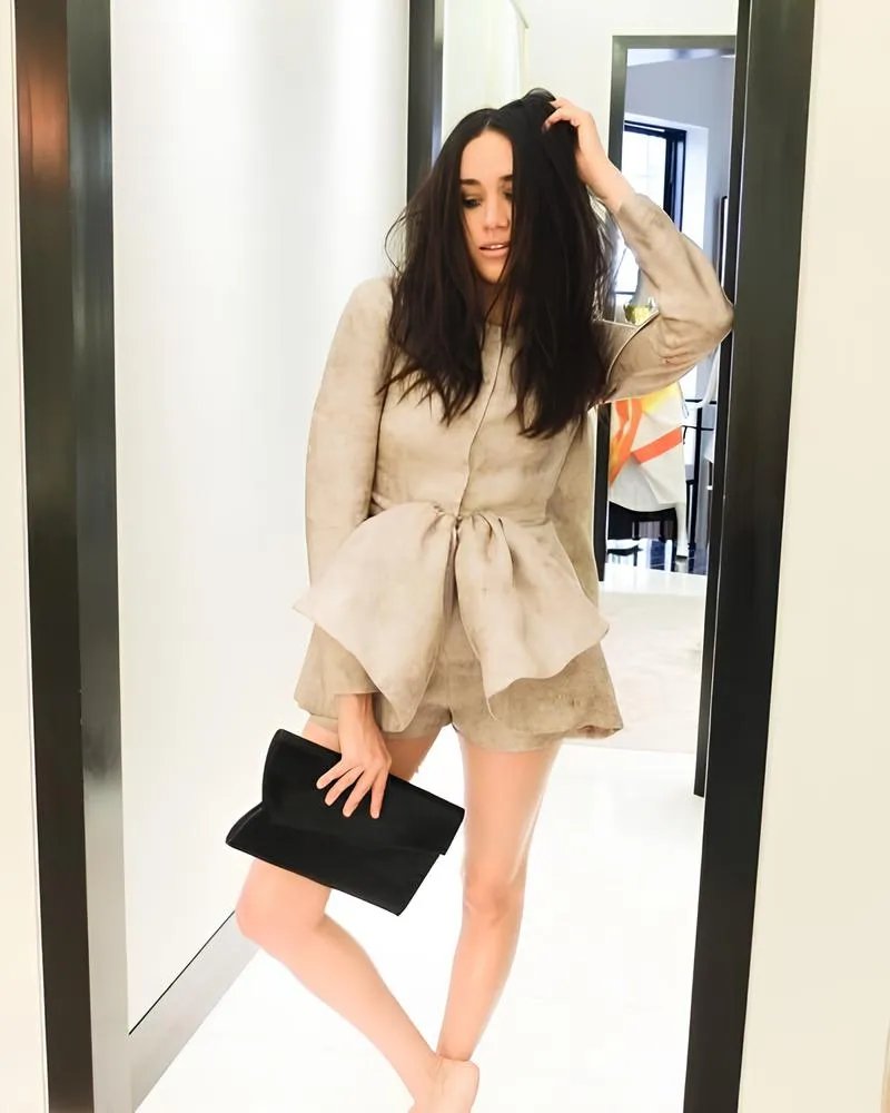 Мег часто показывала ножки в своем Instagram