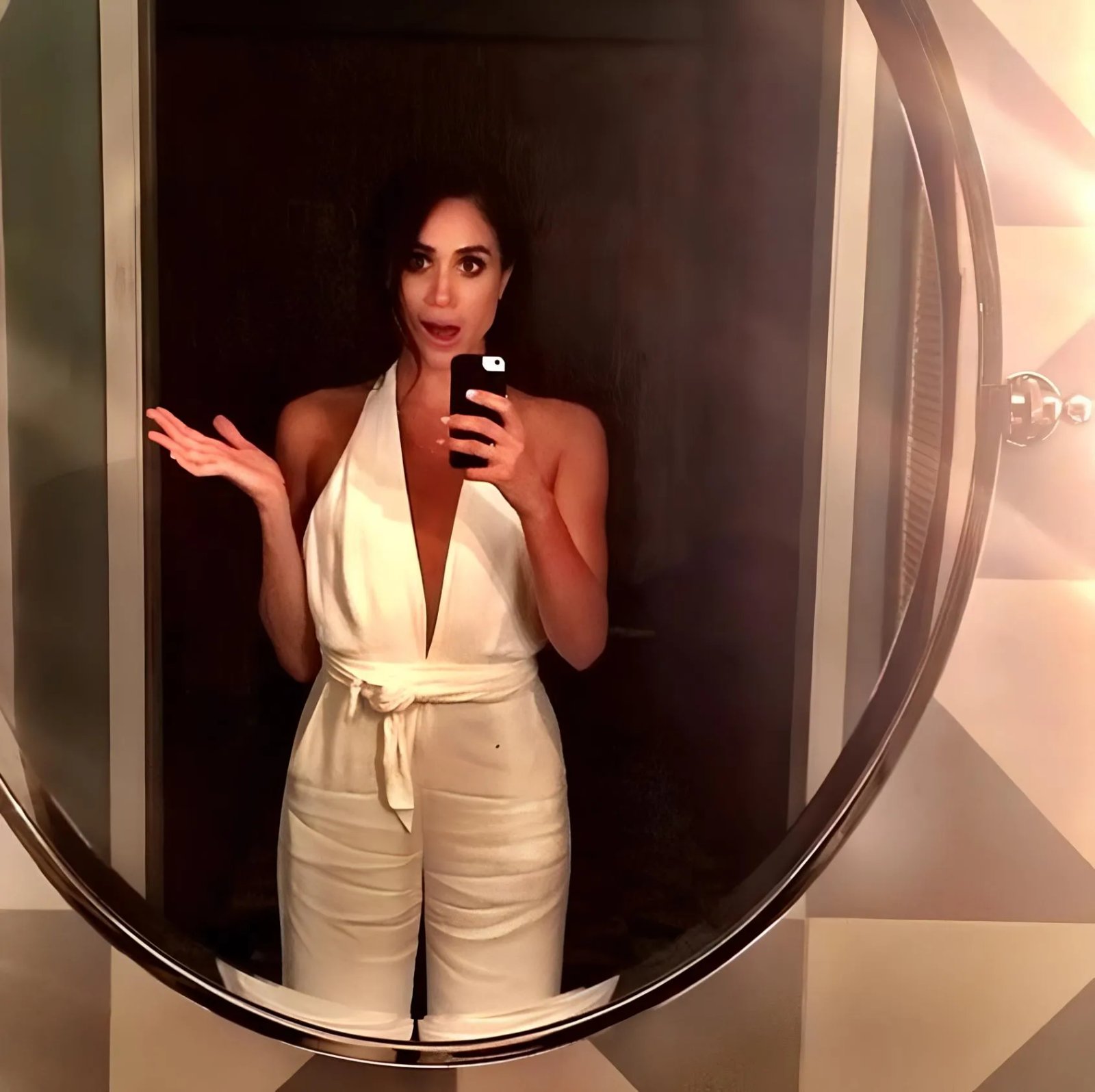 Лучший друг девушек - не бриллианты, а селфи в зеркале!