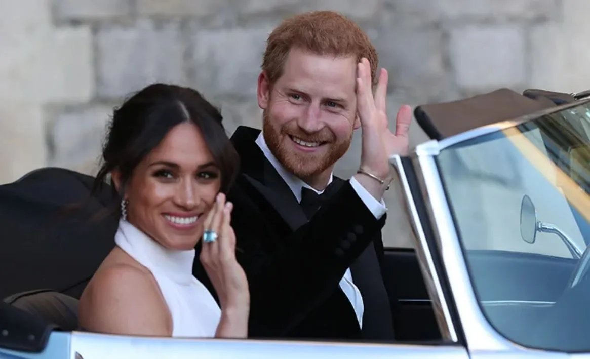 Белое платье Меган с открытыми плечами на ее свадебную вечеринку стало символом стиля Маркл