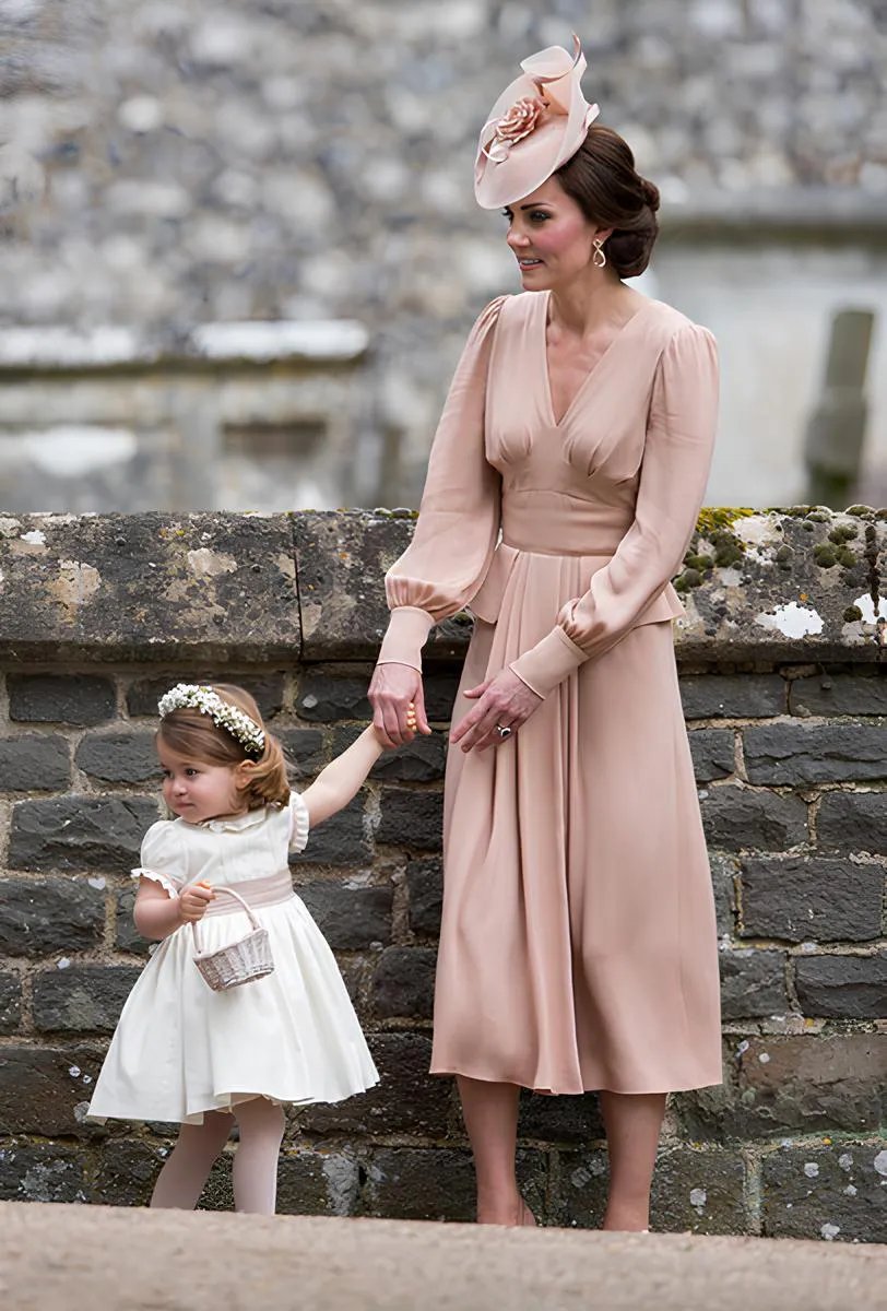 Обычно платья Кейт Миддлтон имеют длину меди, закрывающей колено