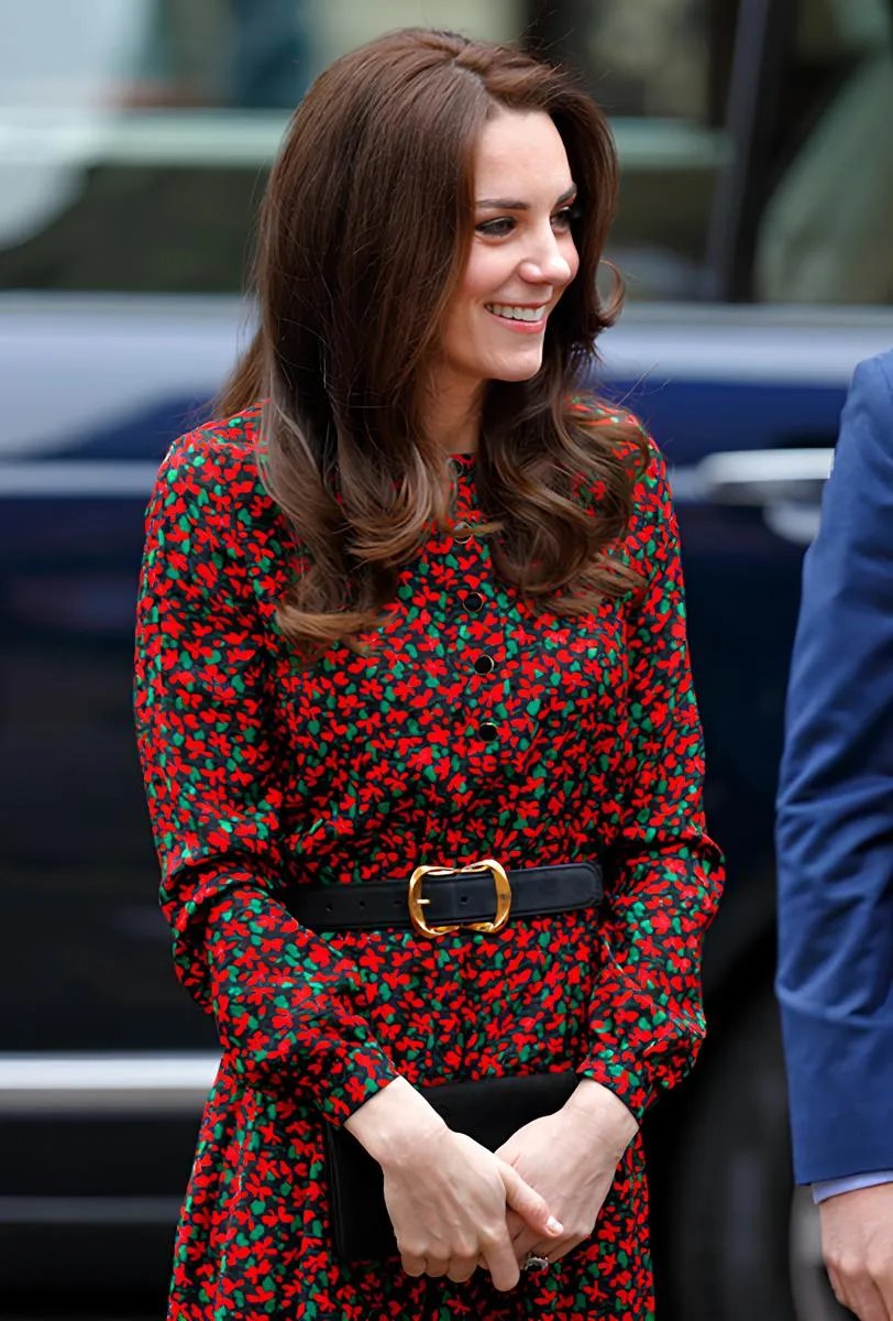 Кейт позволяет себе цветочные орнаменты, впрочем все пуговицы ее платьев - застегнутые