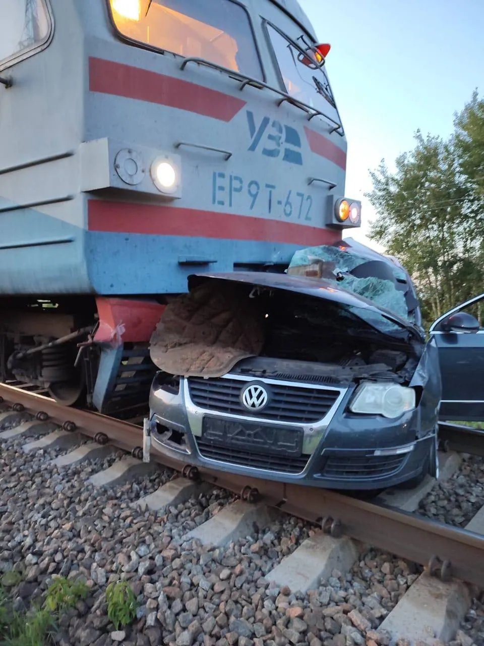 На Чернігівщині поїзд наїхав на авто: загинуло троє людей, серед них – дитина 1