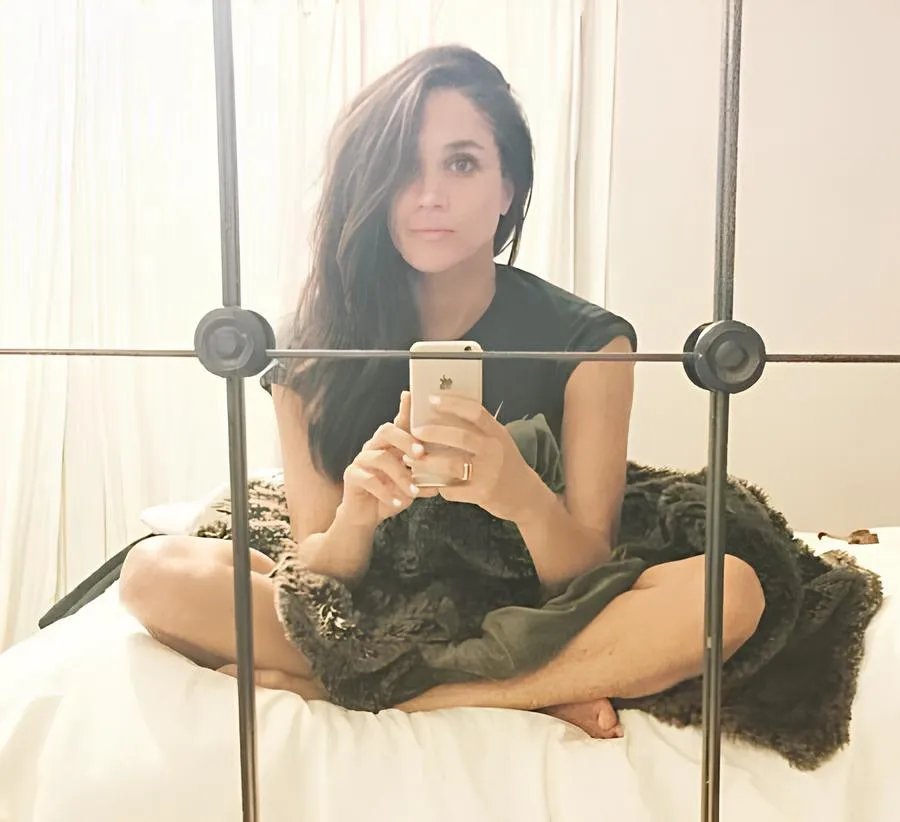 Фото 2 в 1: в постели у зеркала