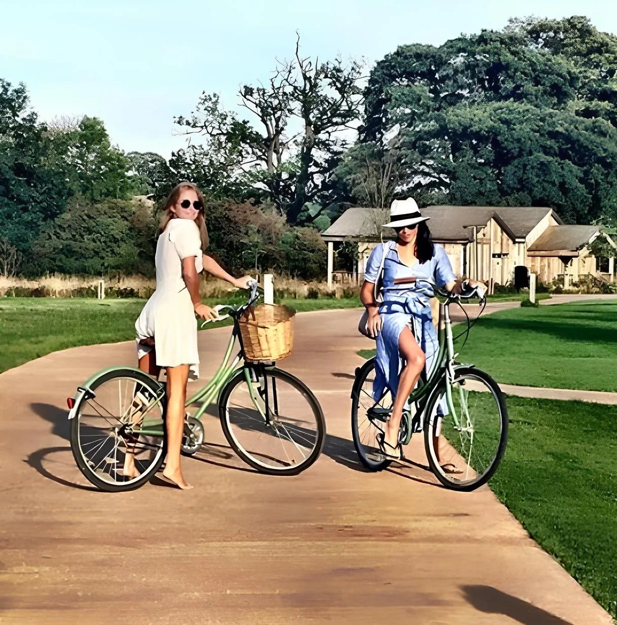 Меган во вьетнамках на 