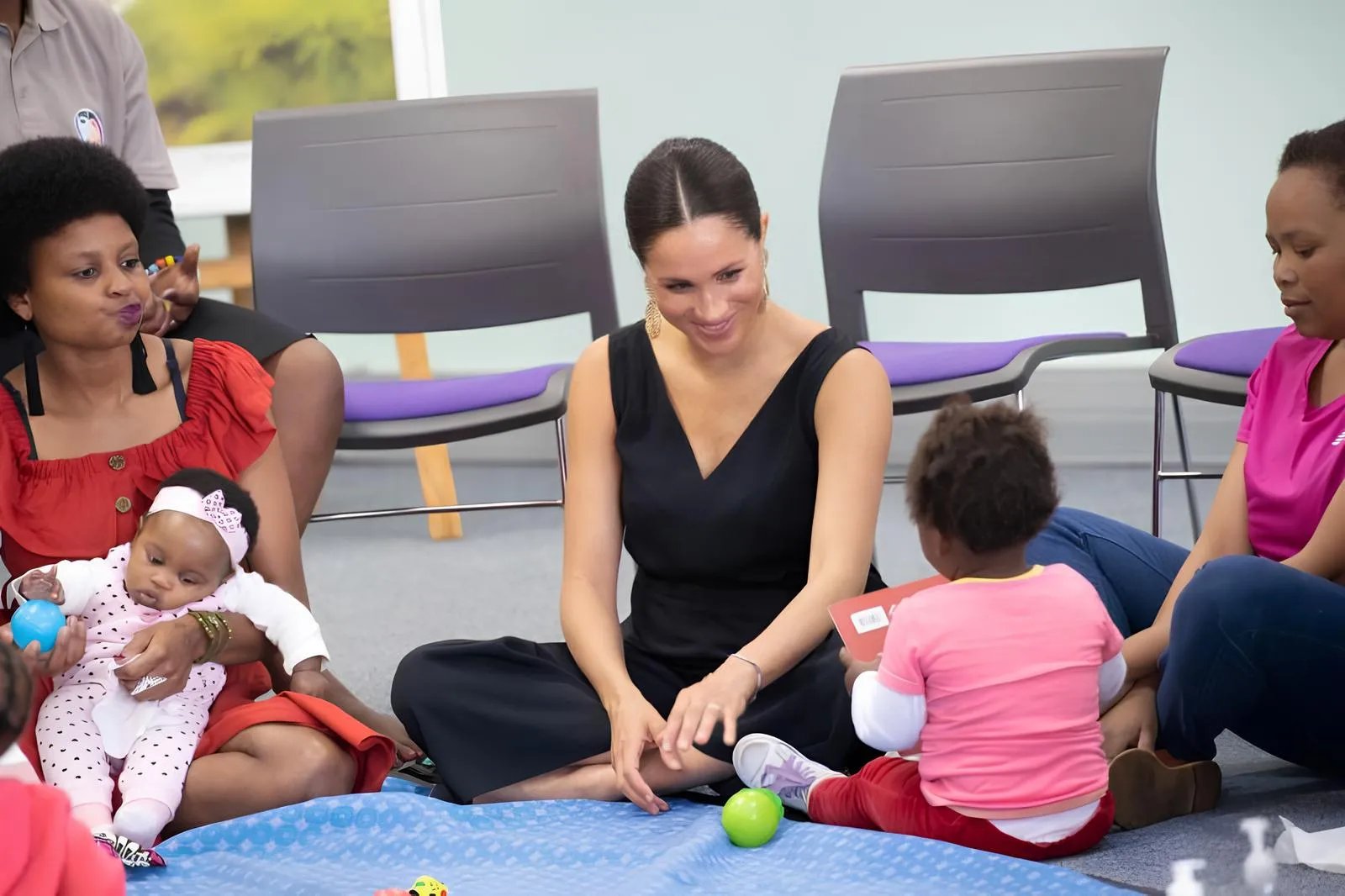 Меган часто фотографируется с представителями расы, к которой принадлежит ее мама