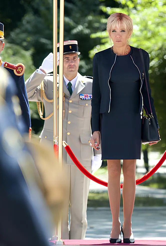 Перша леді Франції завжди виглядає стильно і доречно!