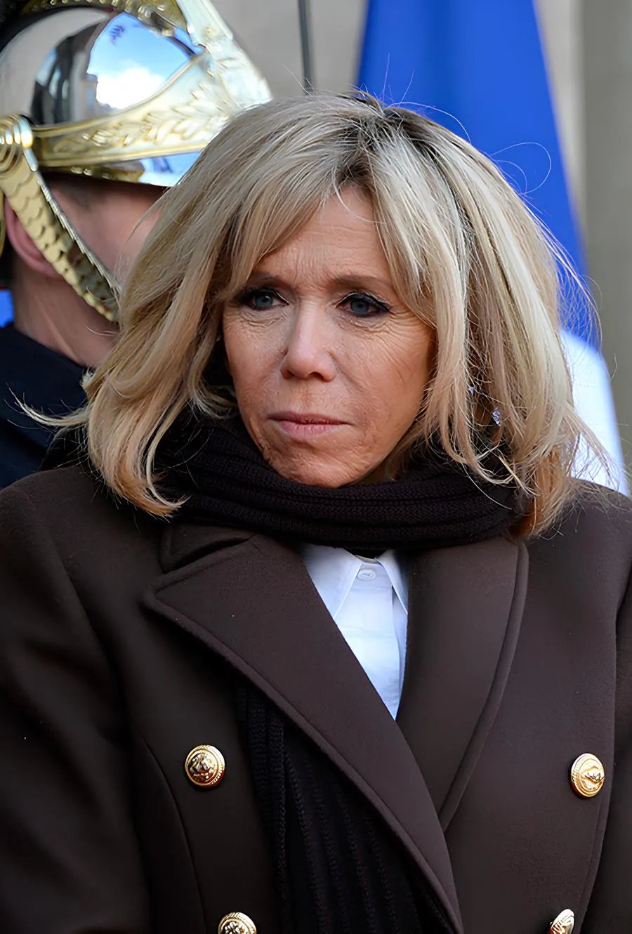 Бріжит личать теплі відтінки