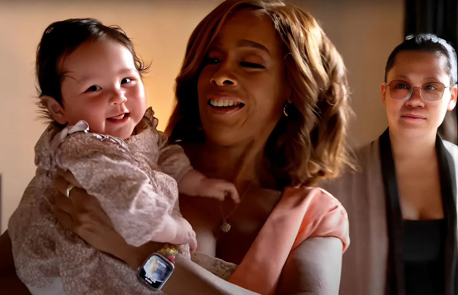 Девочка на руках ведущей CBS Mornings Гейл Кинг