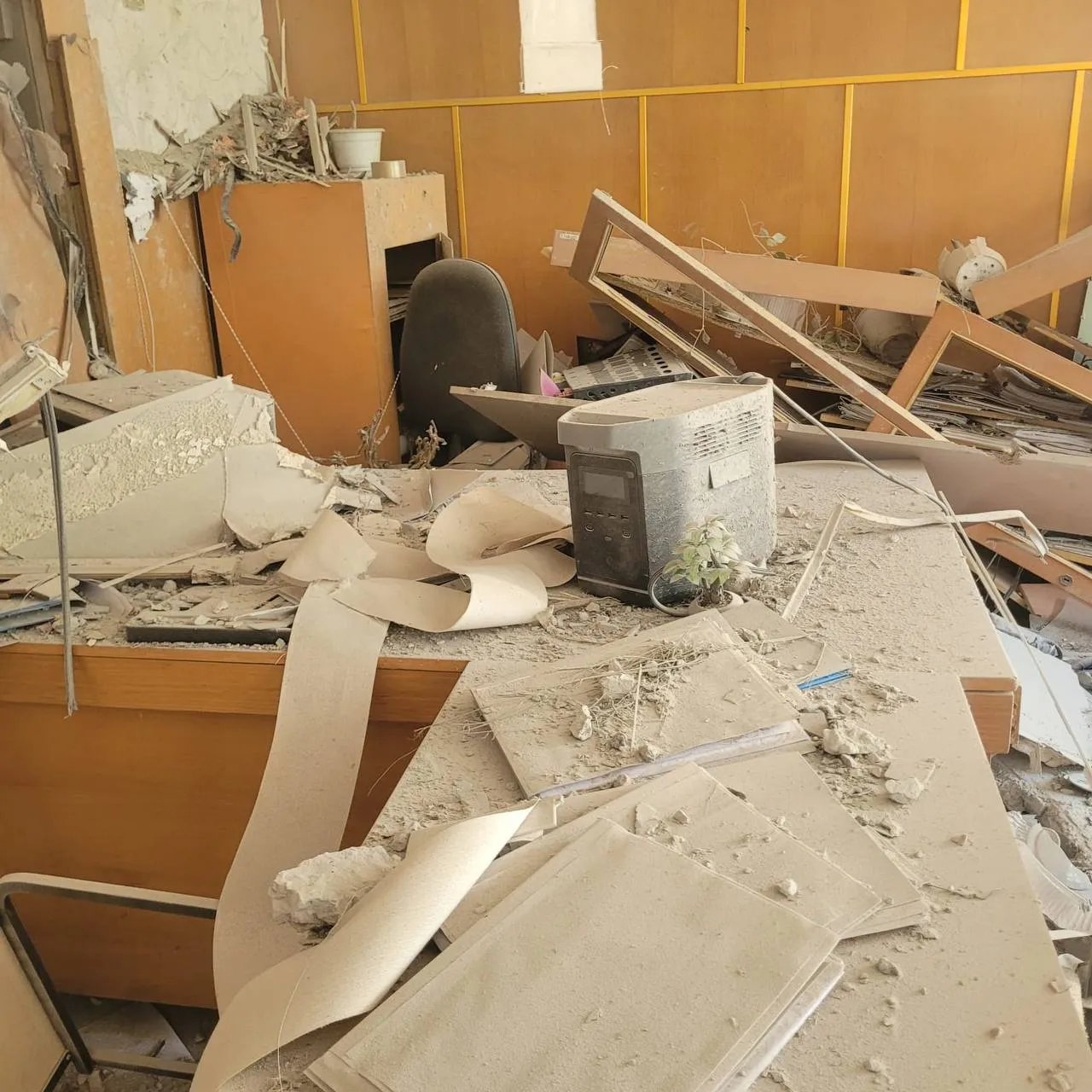 Рф обстріляли селищну раду на Запоріжжі. Фото: t.me/ermaka2022