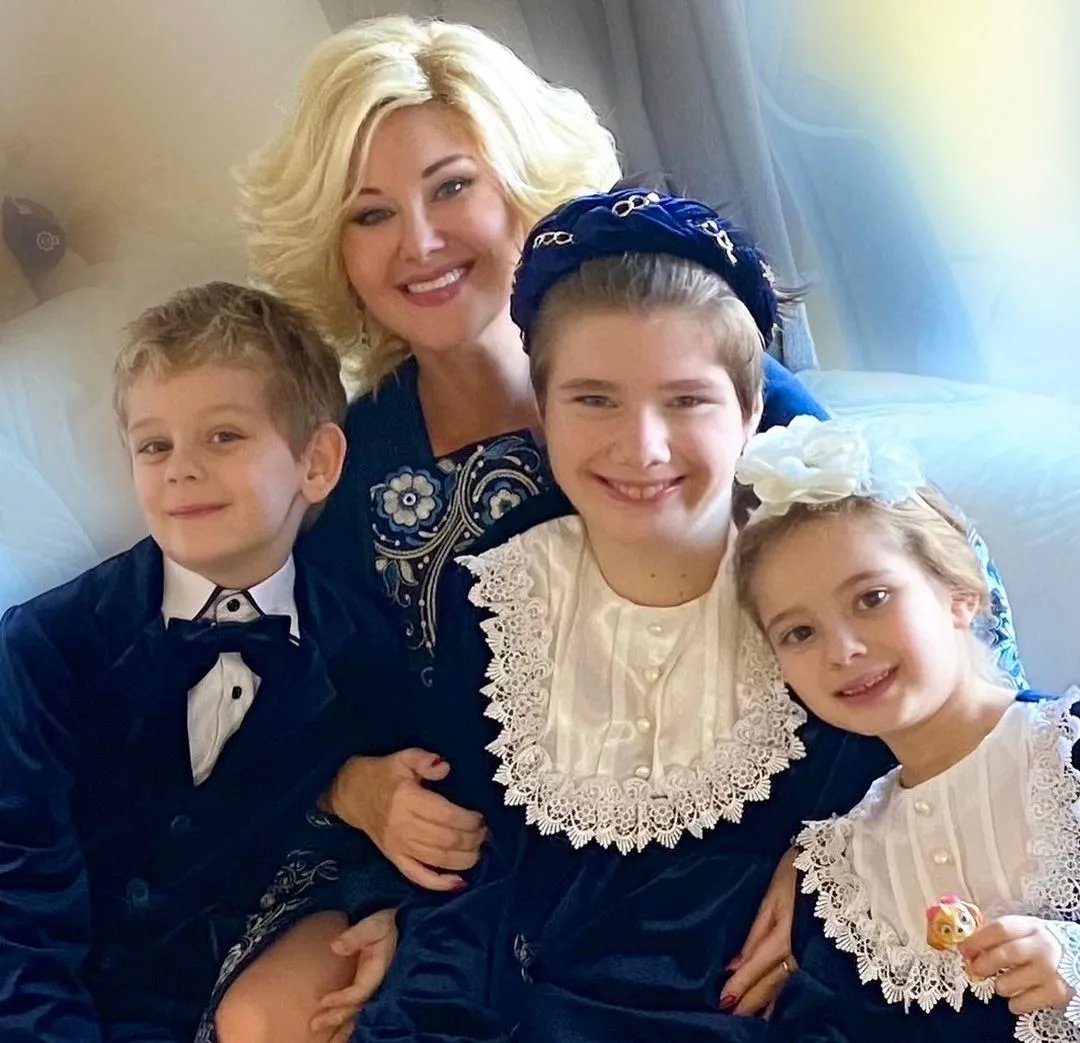 Старшей дочери певицы Елене уже 16 лет.