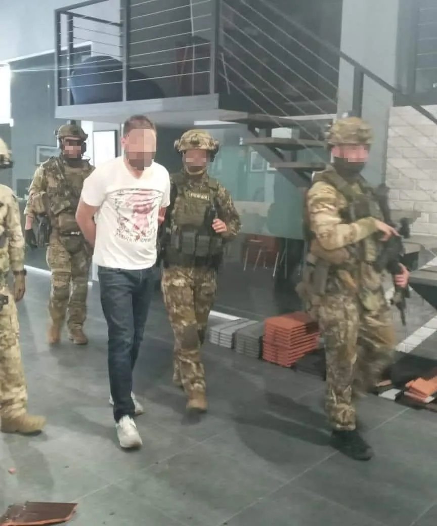 Затриманий виявився власник офісу. Фото: МВС України Затриманий виявився власник офісу. Фото: МВС України