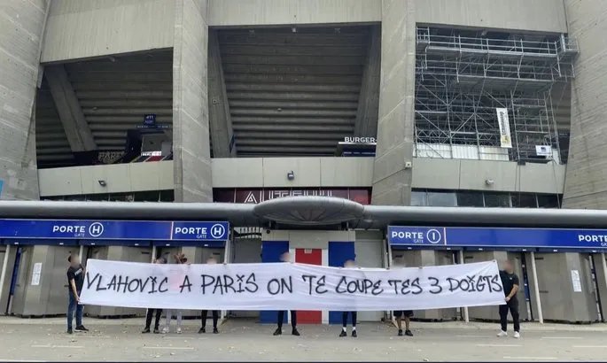 За что фанаты ПСЖ угрожают отрезать пальцы вероятному легионеру? 1