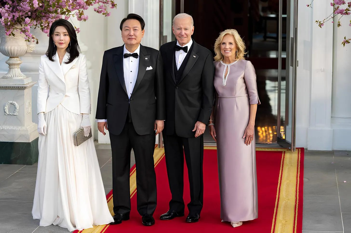 Как такое возможно? Ким Кеон Хи выглядит чуть ли не несовершеннолетней на фоне старше ее всего на несколько десятилетий людей