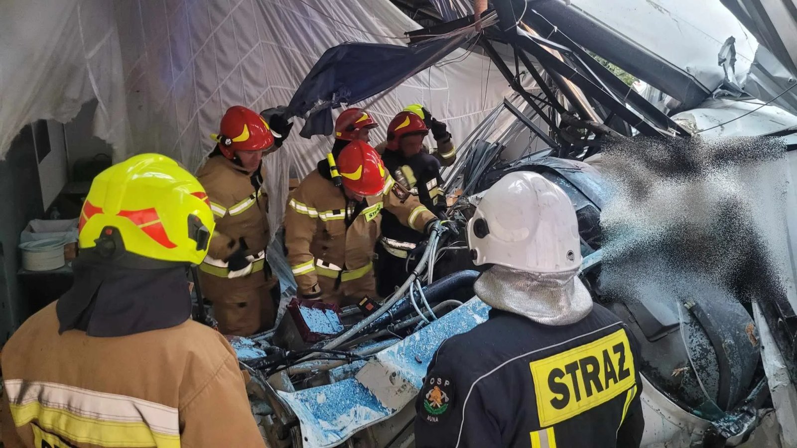 Трагедія під Варшавою: літак на швидкості впав на ангар з людьми - фото та відео 5