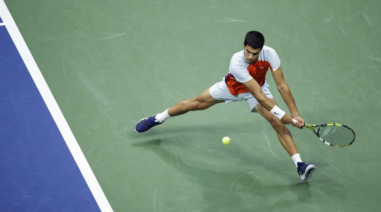 Карлос Алькарас активно використовує весь корт