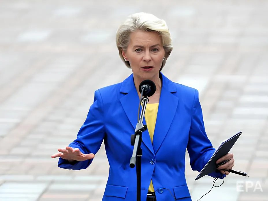 Для зустрічі із президентом Зеленським в Києві голова Єврокомісії одягла синій піджак та блузу лимонного відтінку