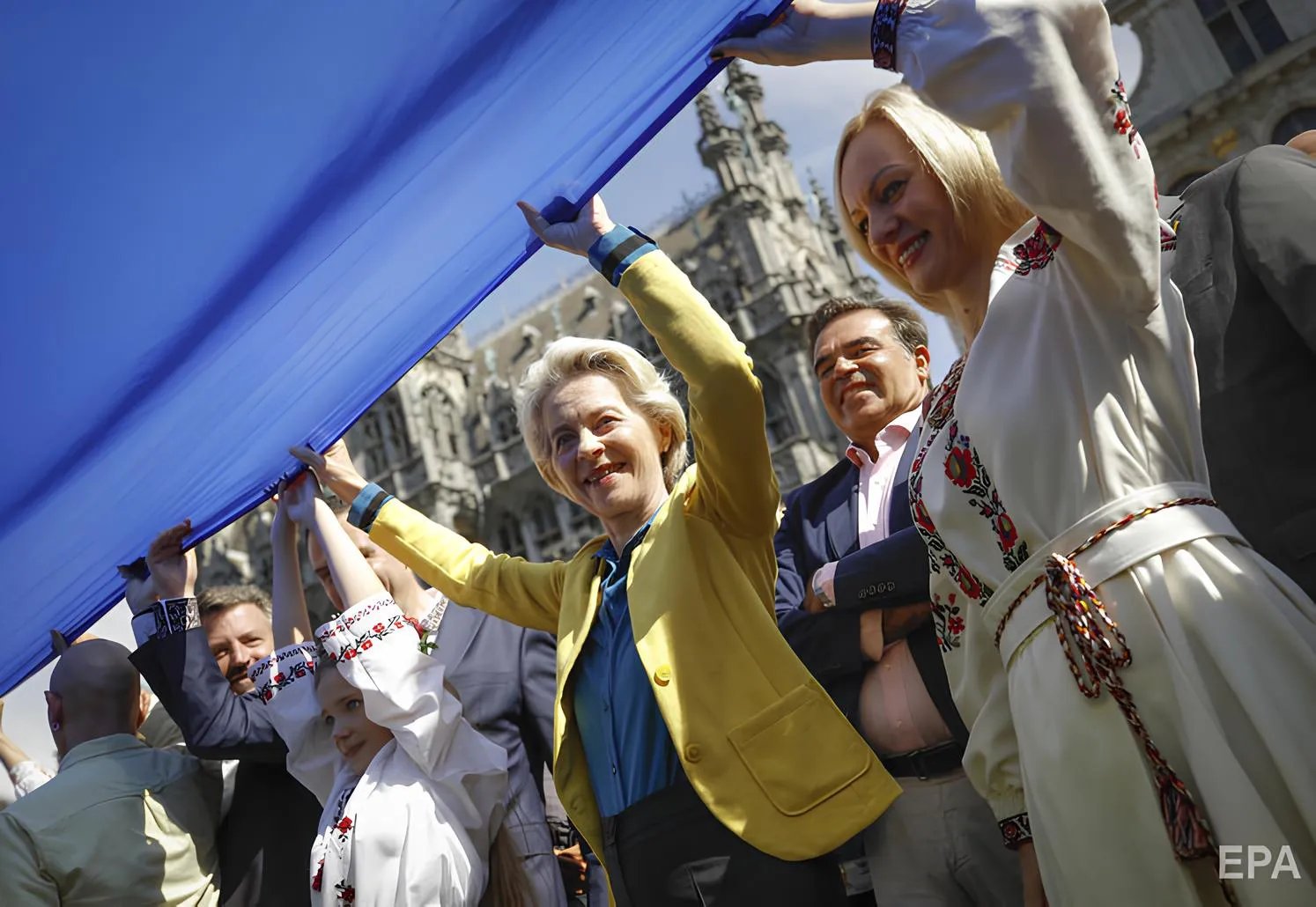 Фон дер Ляйєн личить жовто-блакитний, і вона це вміло використовує як політик