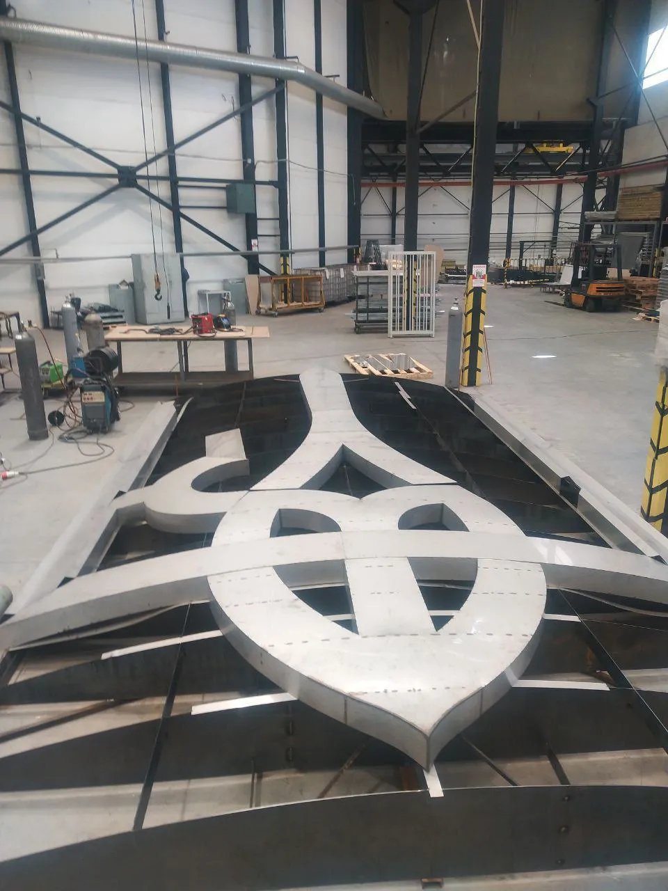 Как выглядит новый герб для монумента Родина-Мать: фото с завода 1