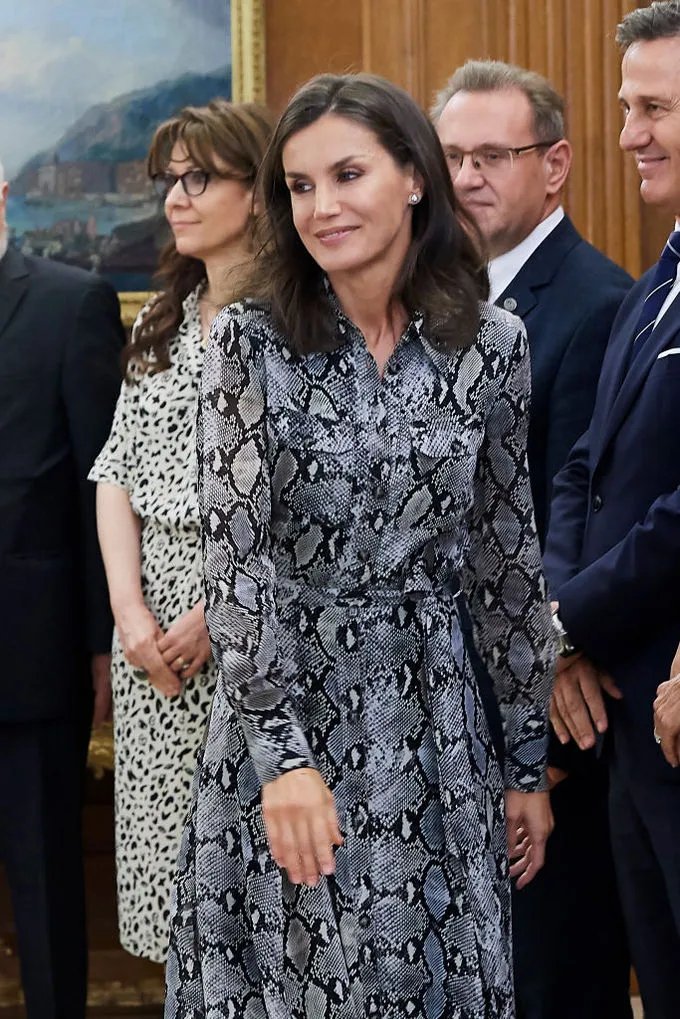 Сукня з принтом під зміїну шкіру 