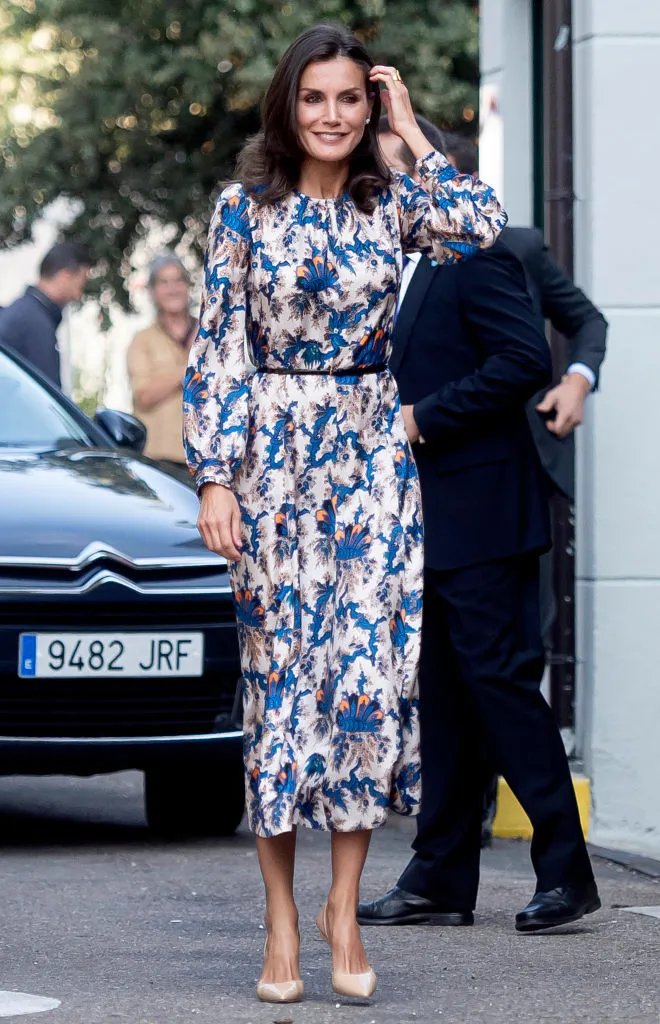 Бежева сукня в синьо-жовтих квітах 