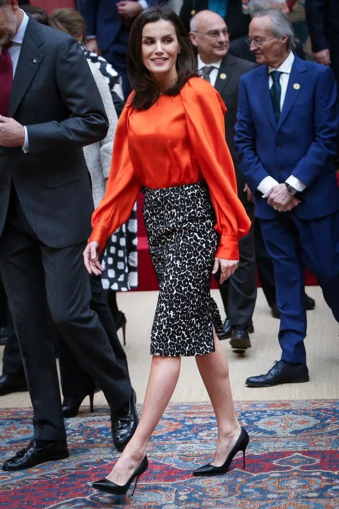 Класичне поєднання червоного й чорного "розбавлене" сучасним леопардовим принтом спідниці