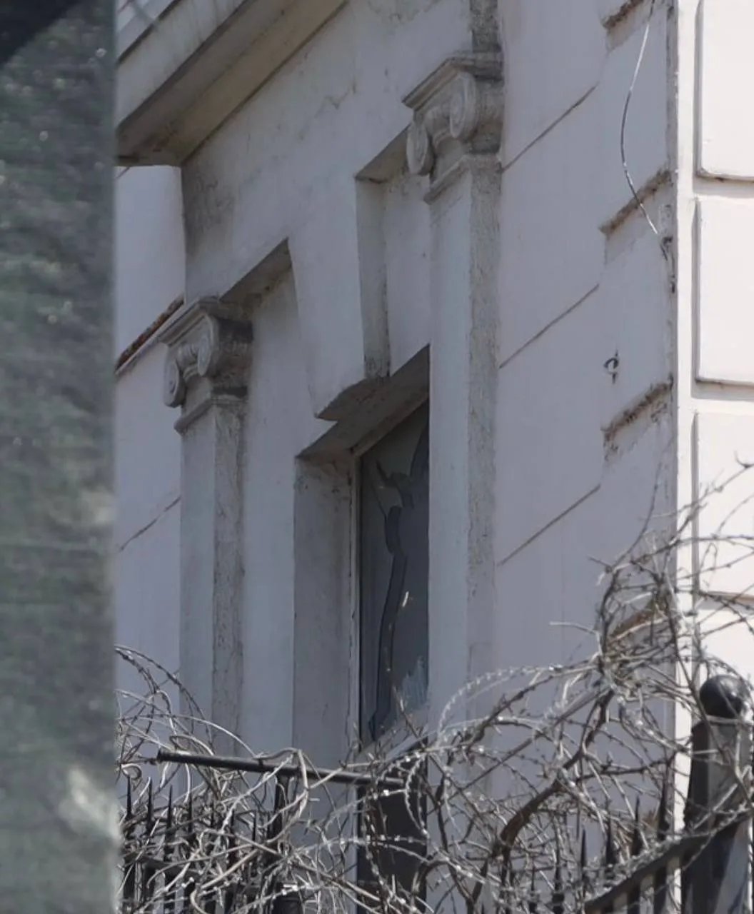 Здание генерального консульства Китайской Народной Республики после ночной атаки оккупантов