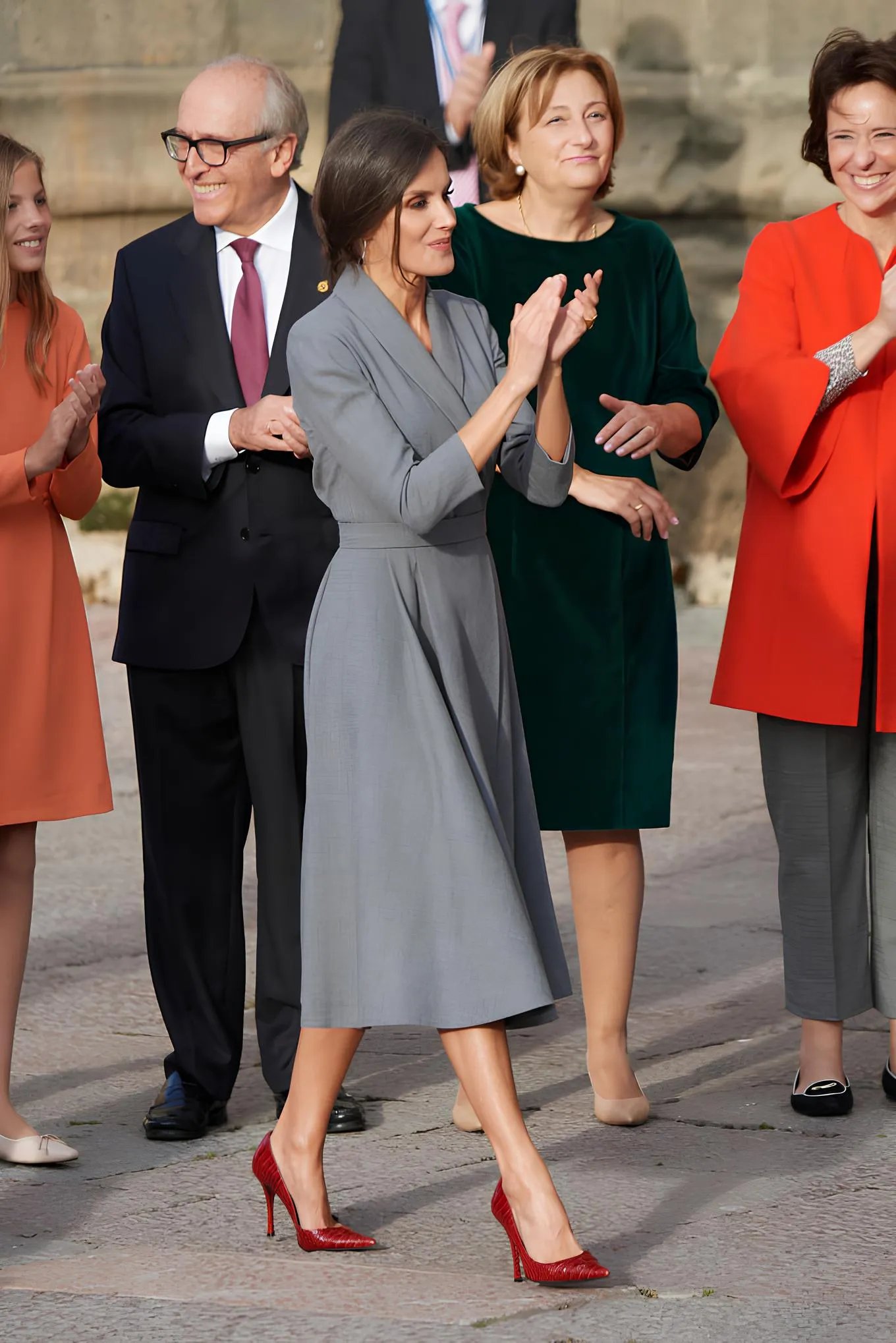 Класична сіра сукня та червоні "човники" - зразкове поєднання!