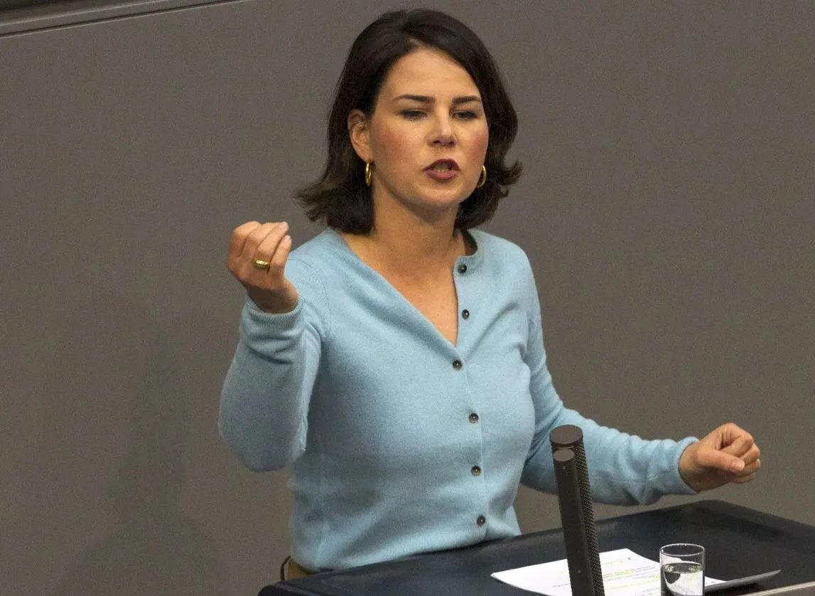 Бербок завжди виглядає супердемократично!